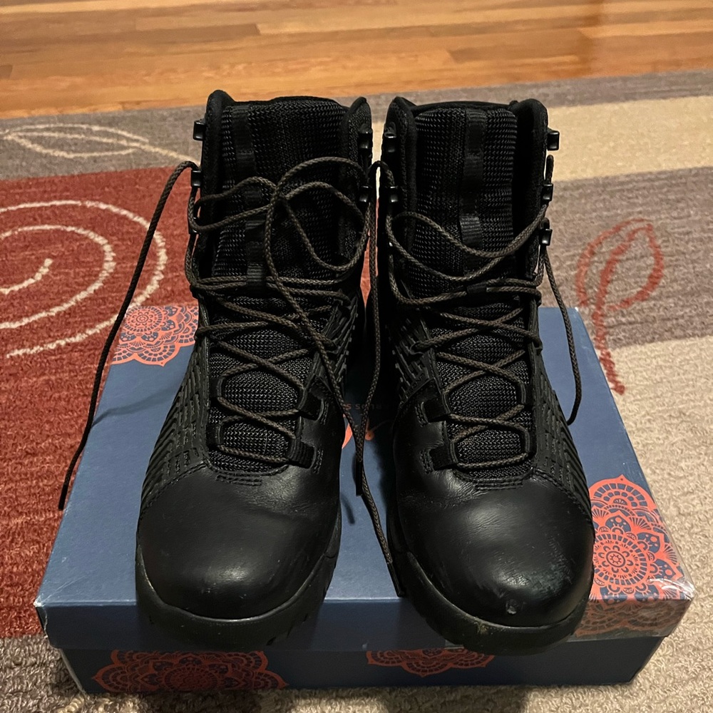 Under Armour woman’s lace up boots.